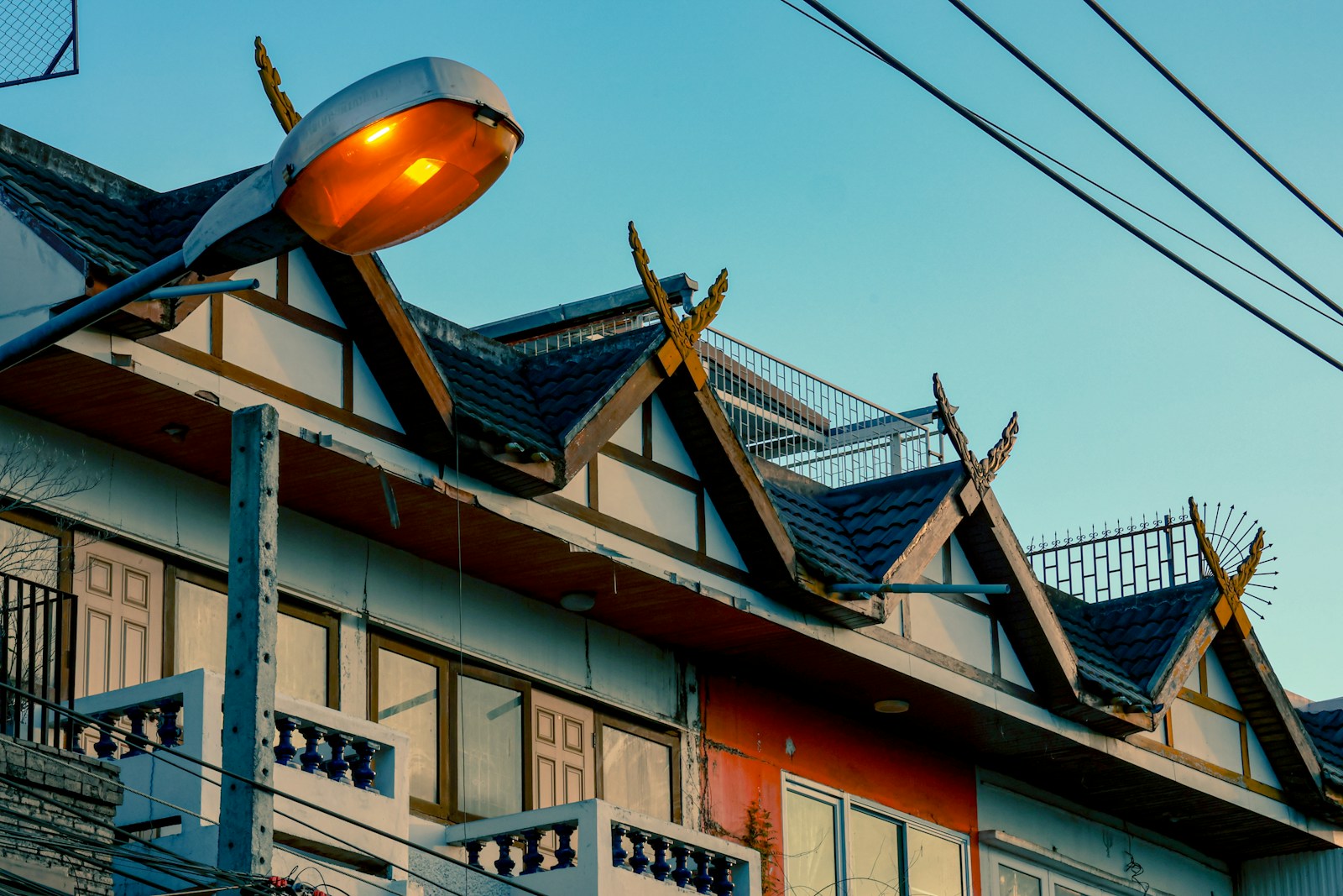 Ruhige Straße mit traditioneller Architektur in Chiang Mai